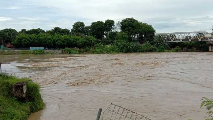 Diguyur Hujan Semalam, Bendung Bangkir dan Rambatan Sungai Cimanuk Nyaris Meluap