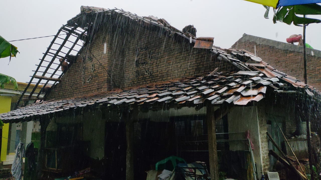 Puluhan Rumah Disapu Puting Beliung