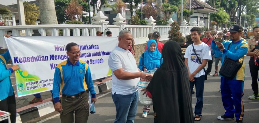 HPSN, DLH Bagi-Bagi Tong Sampah di CFD