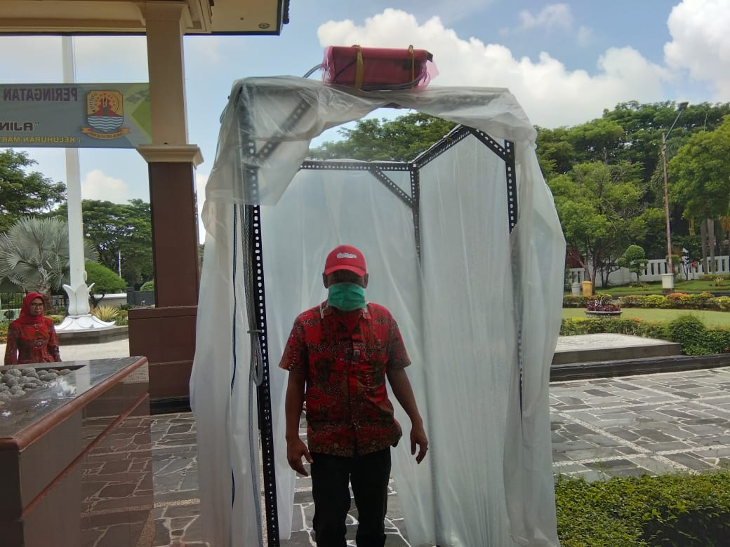Pemkab Cirebon Uji Coba Bilik Spray Disinfektan