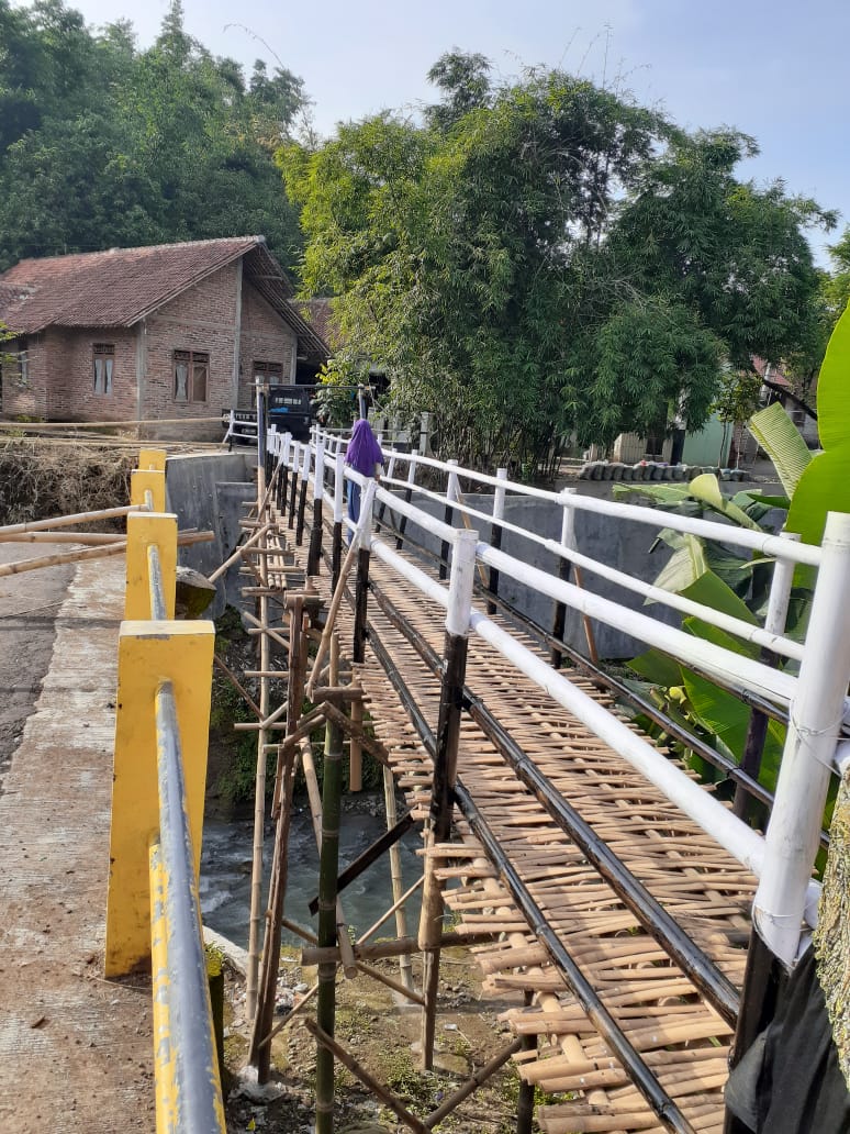 Tidak Kunjung Diperbaiki, Warga Bikin Jembatan Darurat
