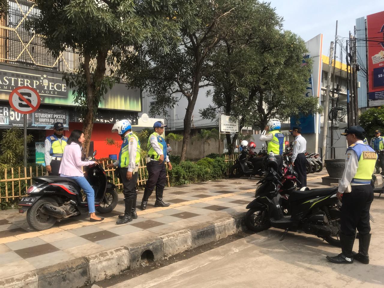 Tak Kapok, Dishub Kembali Tertibkan Parkir Liar di Trotoar CSB Mall