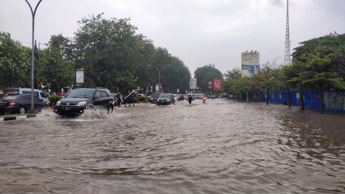 Penampakan Jl Cipto Mangunkusumo yang Tergenang Pasca Hujan Deras