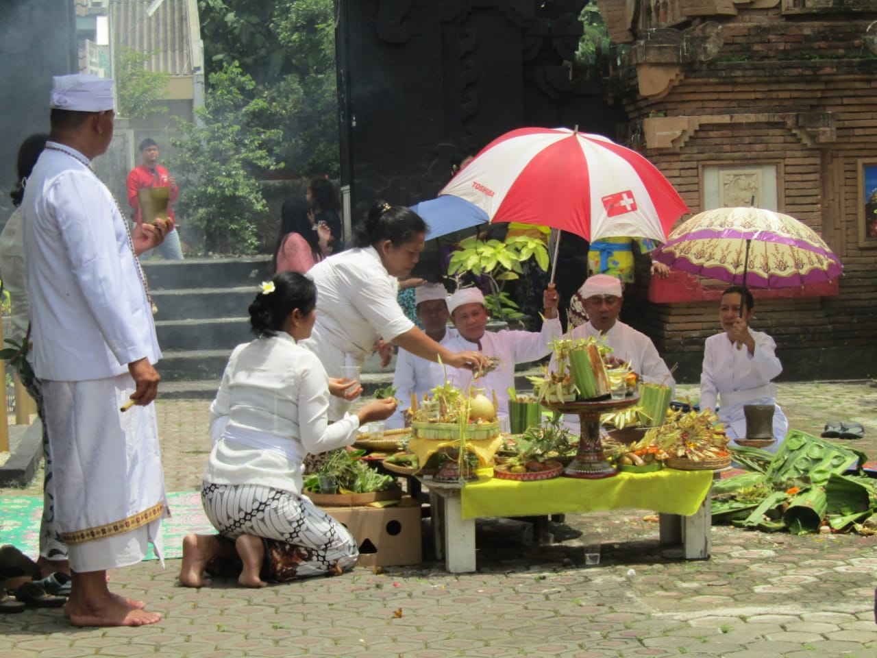 Umat Hindu Upacara Pengerupukan Sebelum Nyepi