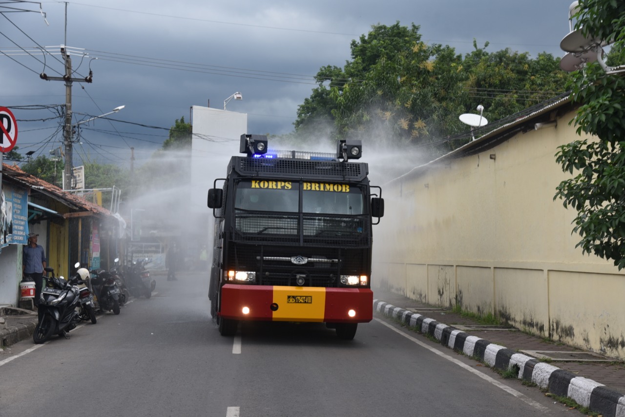 Polresta Cirebon-Brimob Yon C Semprot Disinfektan Menggunakan Water Cannon