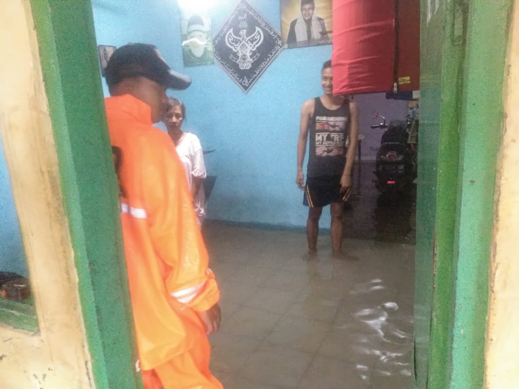 Hujan Intensitas Lebat, Rumah Warga di Kebon Kelapa Barat Tergenang Banjir