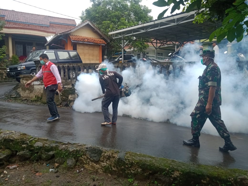 Cegah Demam Berdarah, Polisi dan Muspika Lakukan Fogging