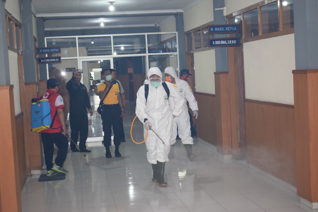 Gedung DPRD Disemprot Disinfektan