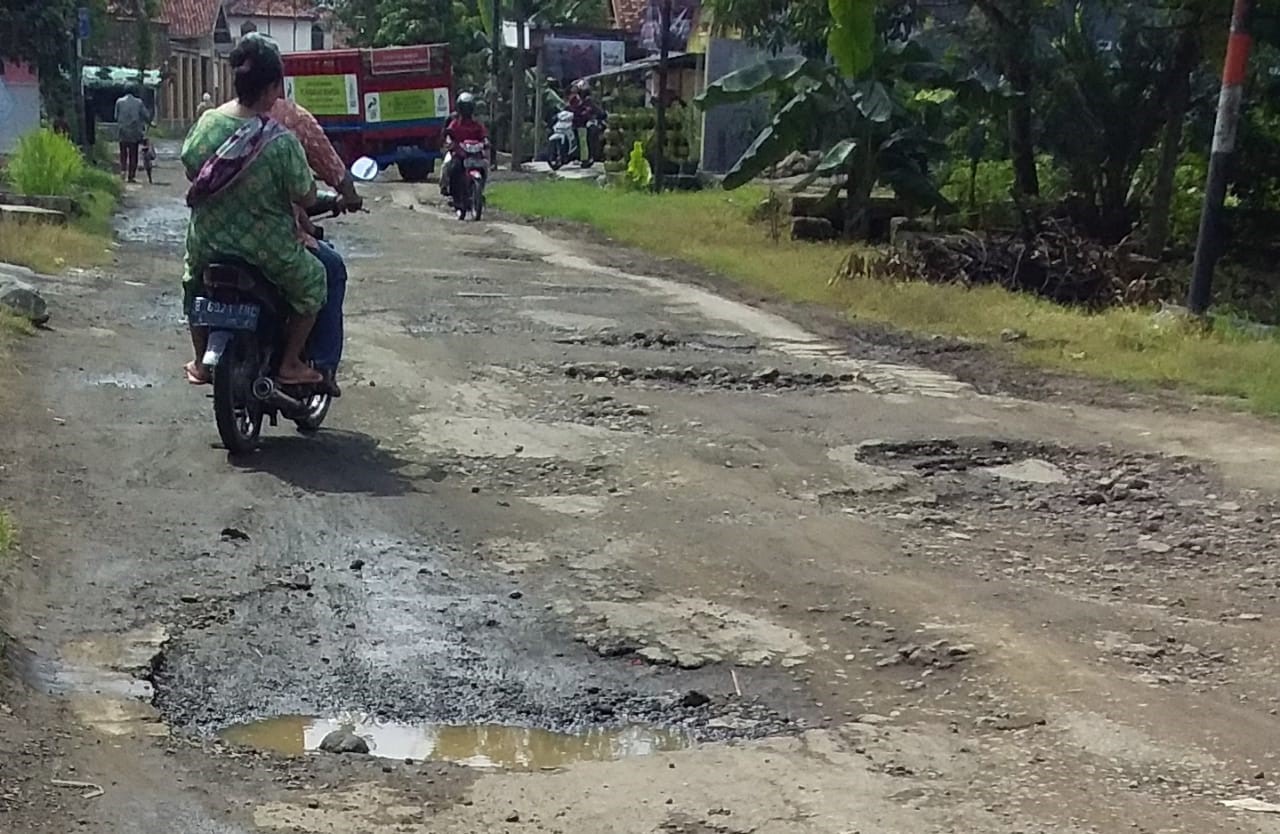 Warga Desak Perbaikan Jalan, Banyak Lubang di Sepanjang Jalur Cangkingan-Kedokanbunder