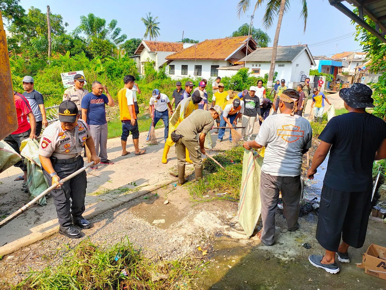 Cegah Penyakit,  Forkompimcam Bersih-Bersih Sampah