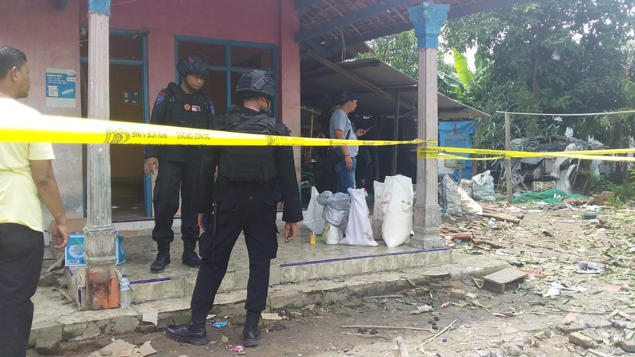 Gudang Kembang Api Meledak, Lima Rumah  Warga Rusak