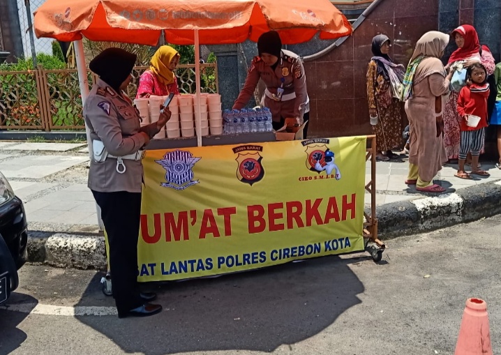 Jumat Berkah, Satlantas Polres Cirebon Kota Bagi-bagi Nasi dan Buah