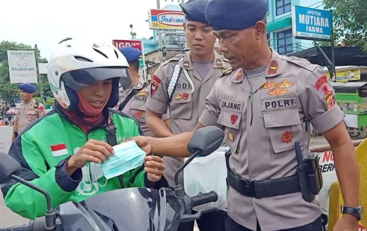 Antisipasi Virus Corona, Brimob Berbagi Masker ke Pengguna Jalan