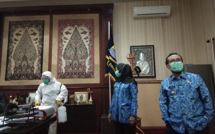 Cegah Virus Corona, Kantor Bupati Cirebon Disemprot Disinfektan