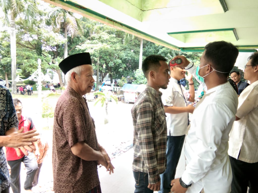 Salat Jumat di Masjid Agung Sumber, Jamaah Diperiksa Suhu Tubuh