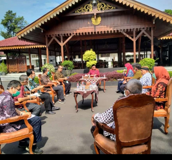 Cegah Corona, Bupati Banyumas Rapat Sambil Berjemur