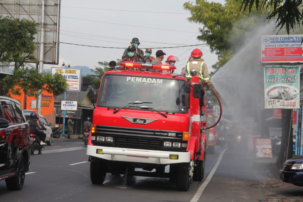 Bupati Pimpin Penyemprotan Disinfektan di Jalan Raya