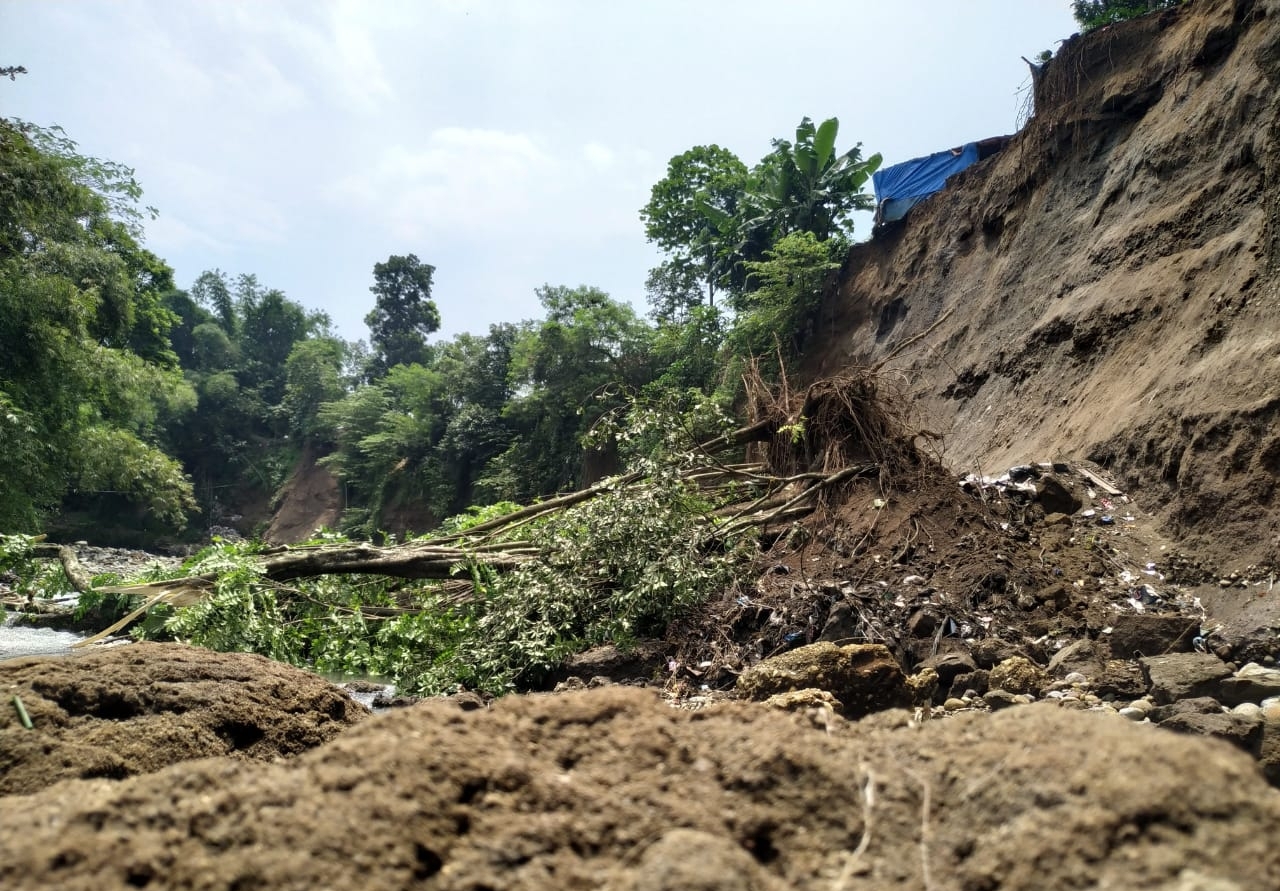 Tiga KK Terdampak Abrasi Sungai Ciwaringin