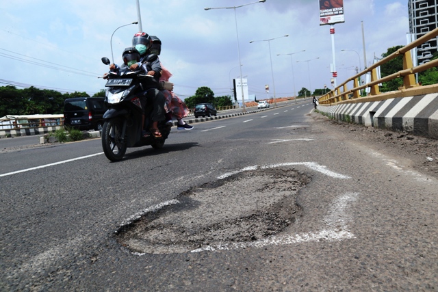 Awas! Banyak Lubang di Flyover Pegambiran