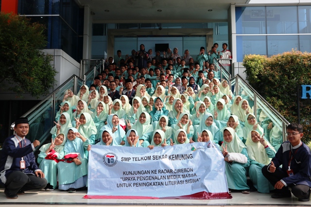SMP Telkom Sekar Kemuning Belajar di Radar Cirebon