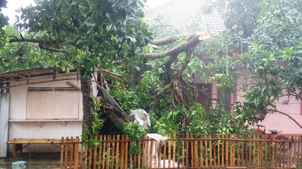 Diterjang Angin Kencang, Tujuh Rumah Rusak