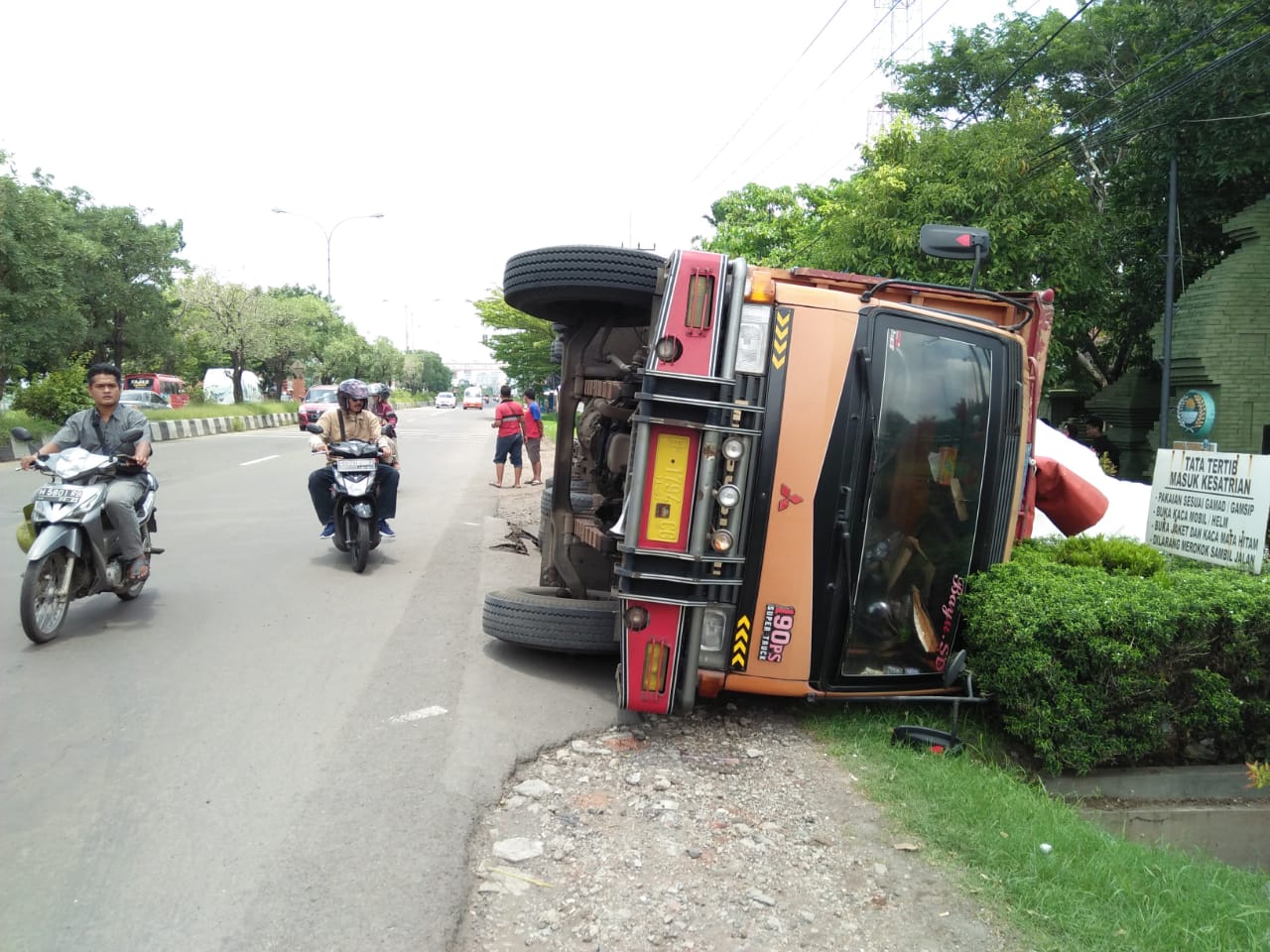 Minggirkan Truk, Malah Terperosok dan Terguling