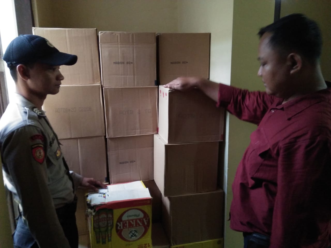 Timbun Ratusan Botol Miras di Rumah