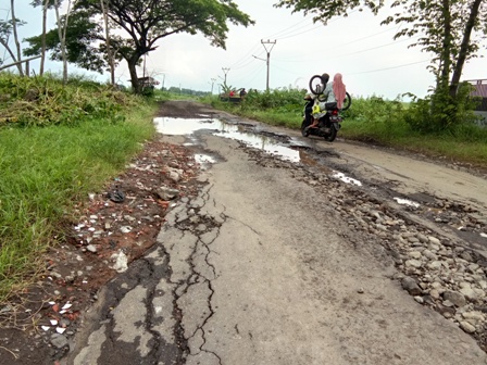 Jalan Tipe 3C Rusak Parah di Pasaleman karena Langganan Banjir