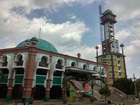 Malu dengan Kondisi Masjid Agung Sumber