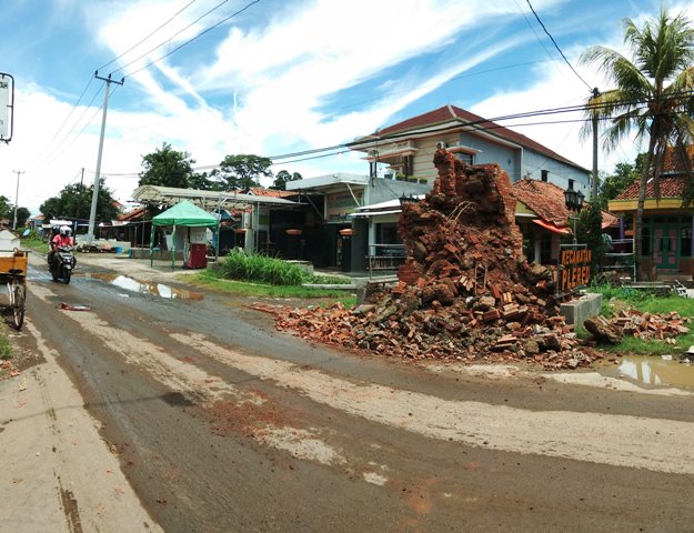 Dihajar Hujan Deras, Gapura Batas Wilayah Ambruk