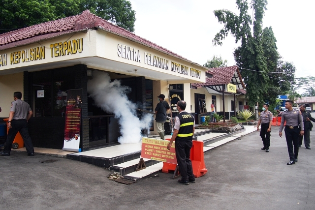 Setelah Desinfektan, Mapolres Kuningan Difogging