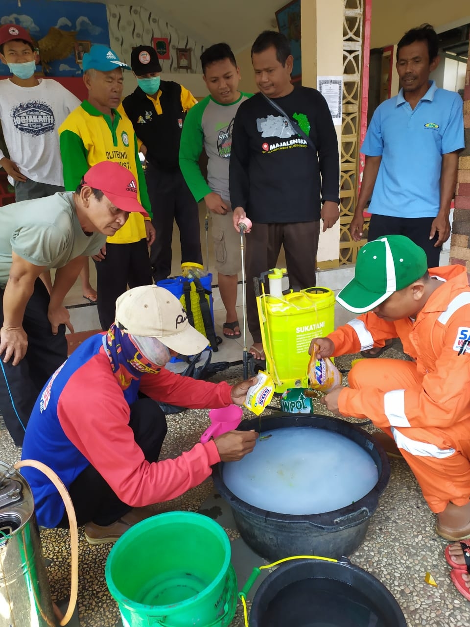 Pemdes Gandu Semprotkan Disinfektan