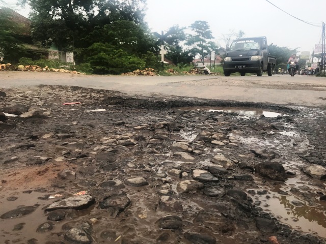 Jalan Rusak Parah, Hampir Tiap Hari Makan Korban