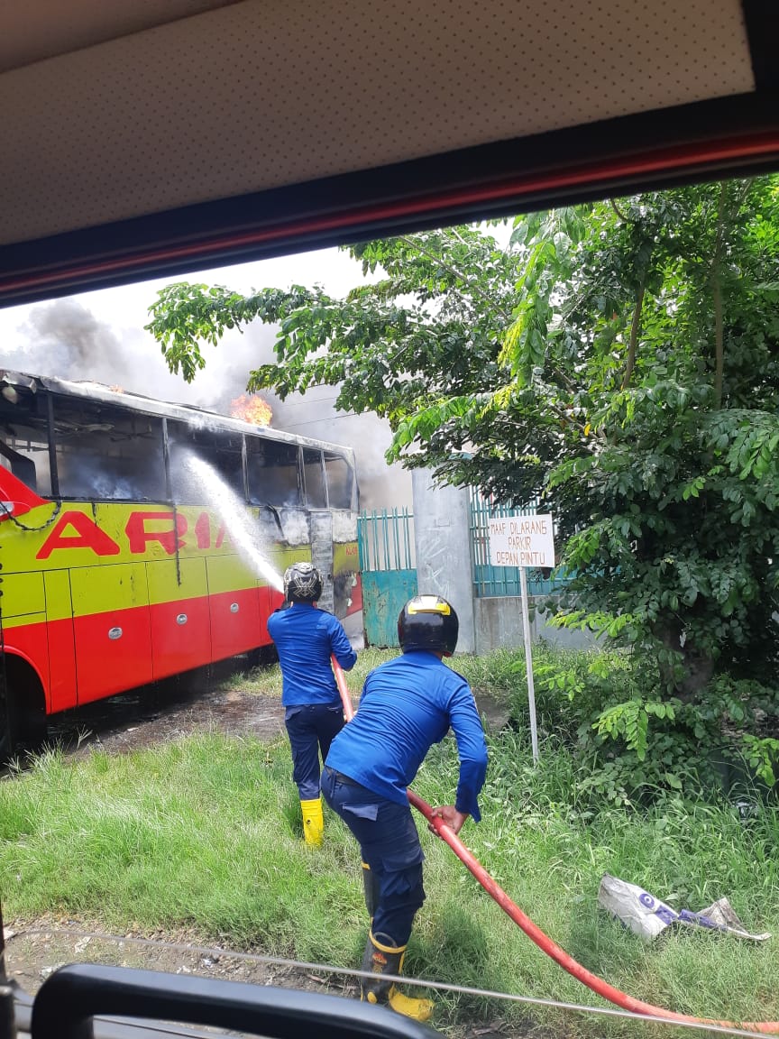 Tersangkut Kabel Listik, Bus Terbakar di Pantura