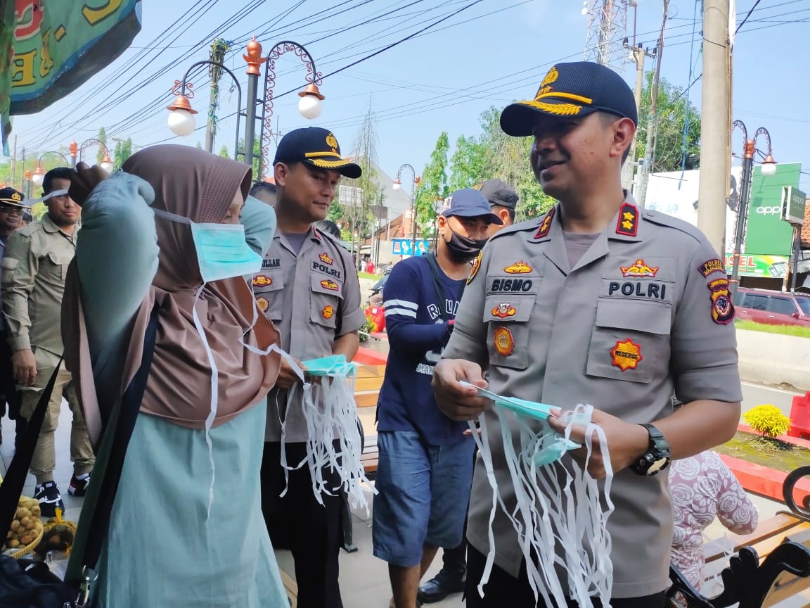 Cegah Corona, Polres Ukur Suhu Tubuh Pengunjung, Bagi Seribu Masker, Pasar Kadipaten Disemprot Disinfektan