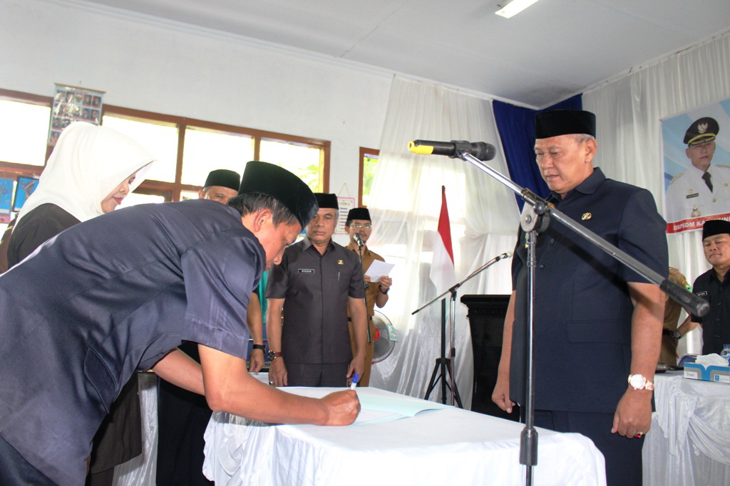 Bupati Kuningan Lantik Ratusan Kepsek