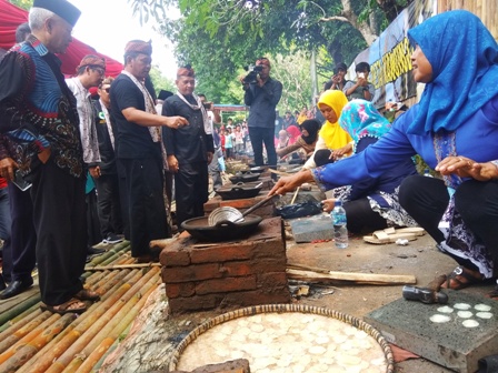 Angkat Home Industry, Pergelaran Ngetok Emping Diapresiasi