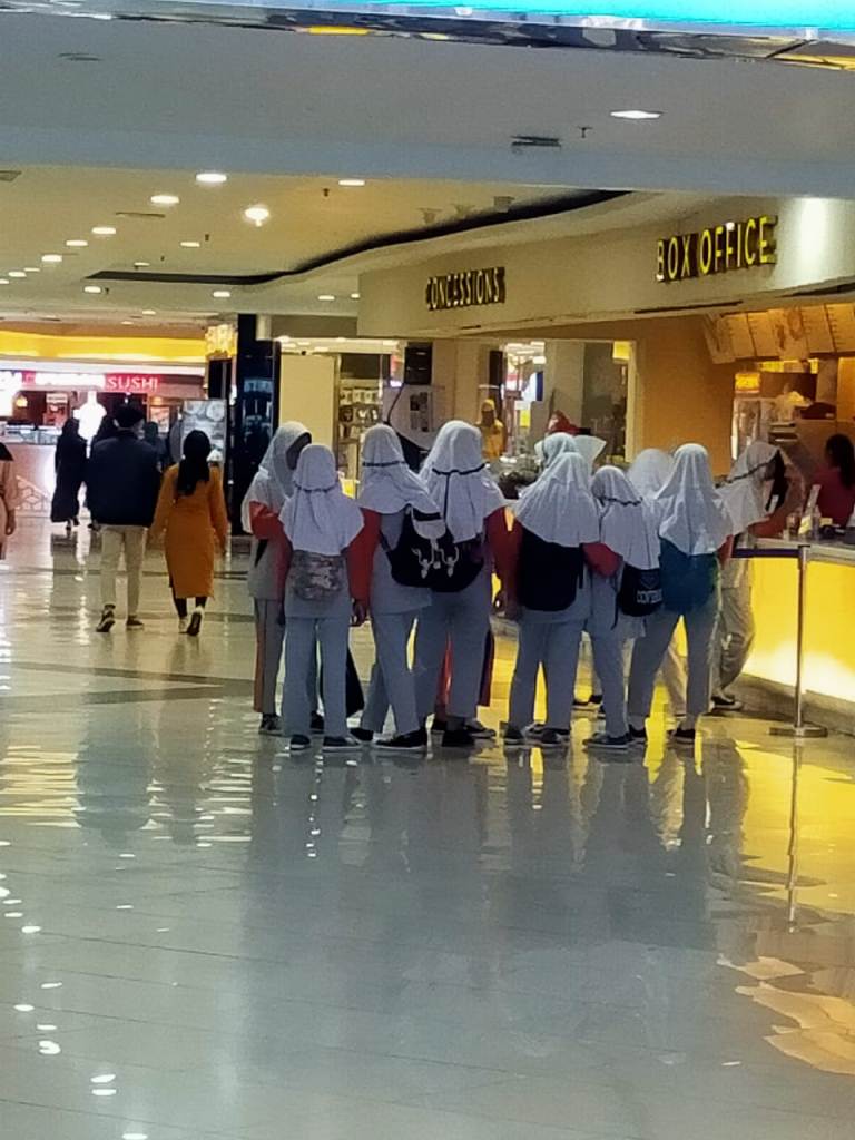 Bukan Libur, Tapi Pindah Belajar, Pulang Cepat, Siswa Ada yang ke Mall dan Bioskop