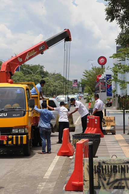 Dishub Pasang Separator Beton Halau Parkir Liar