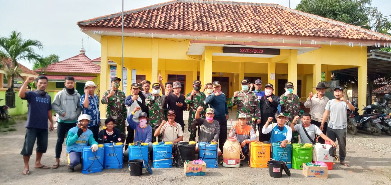 Pemdes Cempeh Kompak Semprot Masal dan Buat Disinfektan