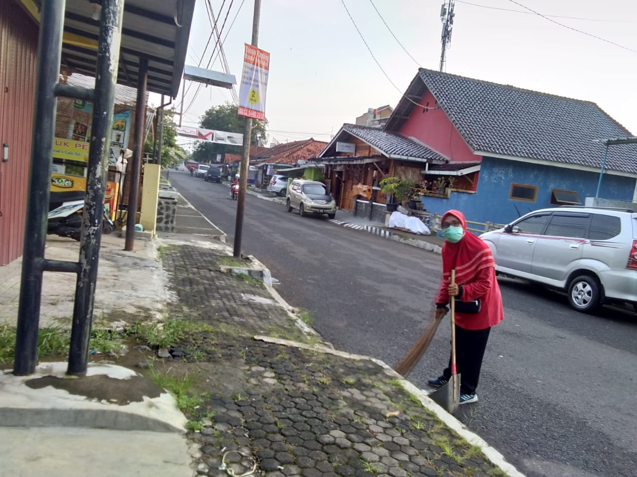 Marak Covid-19, Penyapu Jalan Tetap Bekerja