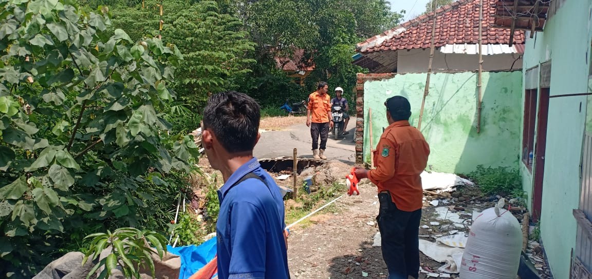Dua Rumah Ambruk, Tebing Sungai Longsor Juga Mengakibatkan Jalan Ambles