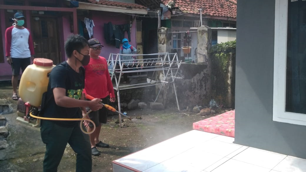 Warga Sindangkasih Inisiatif Semprot Disinfektan