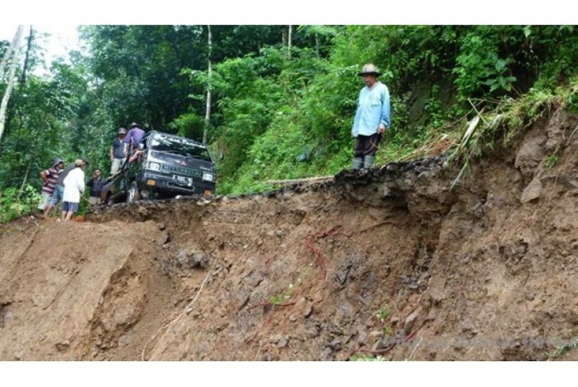 Sekejap, 6 Tebing Desa Situgede Runtuh