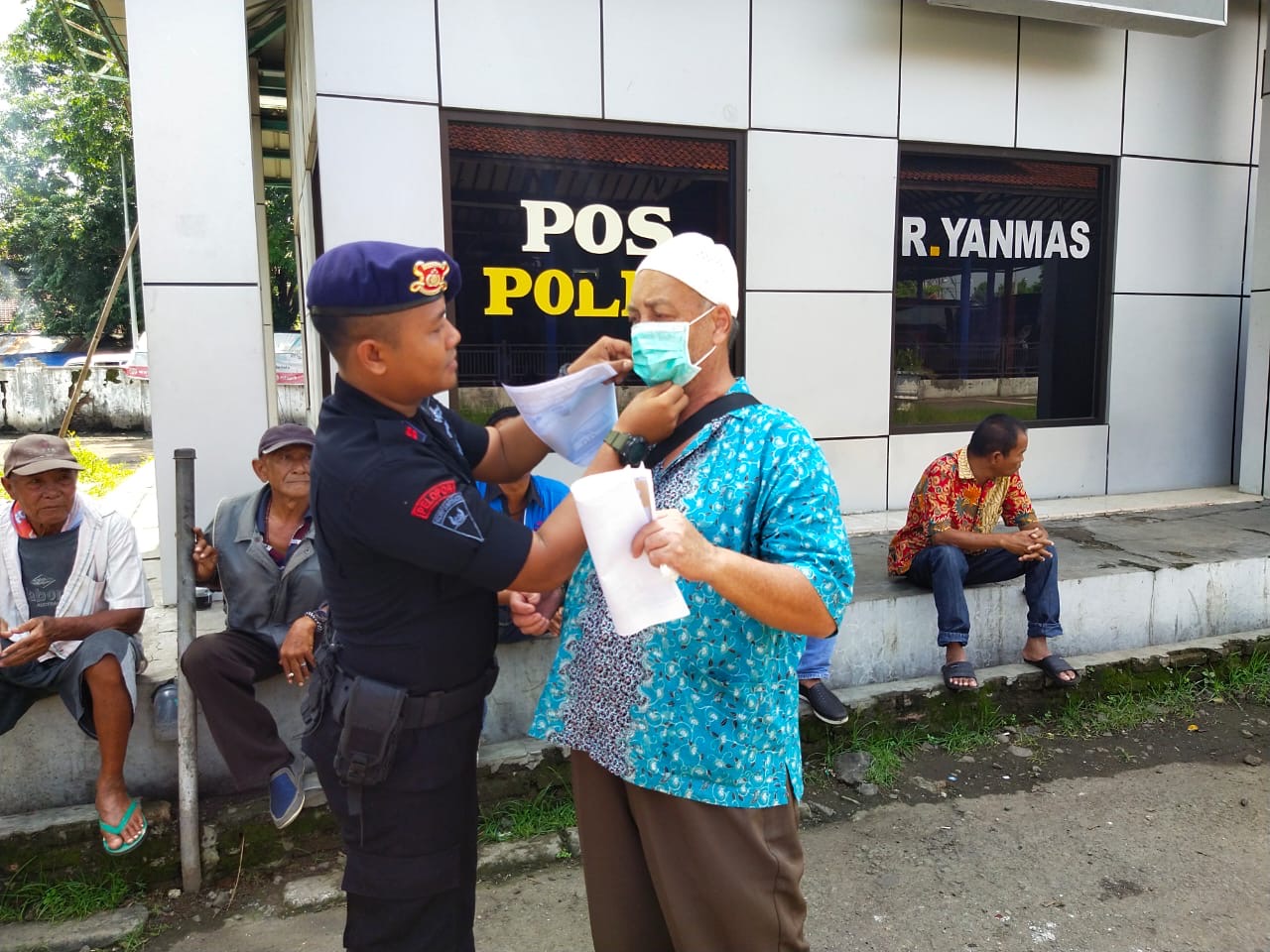 Cegah Penyebaran Covid 19, Gelar Bhakti Sosial dan Tata Cara Pemasangan Masker