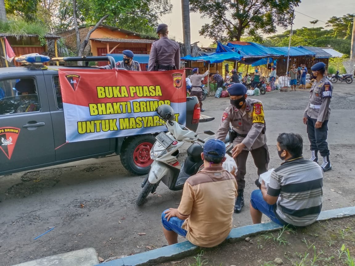 Brimob Bagi-bagi Makanan Buka Puasa