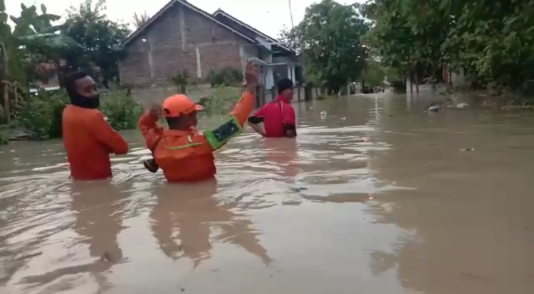 Di Tengah Wabah Corona, Kecamatan Waled Banjir