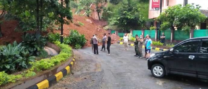 Ngeri, Video Detik-detik Longsor Tebing Jalan Sukanagara