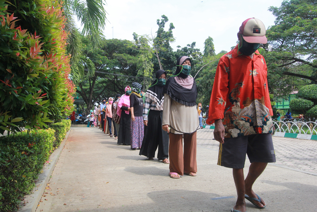 Dedi Wahidi Bagikan Sembako untuk Duafa