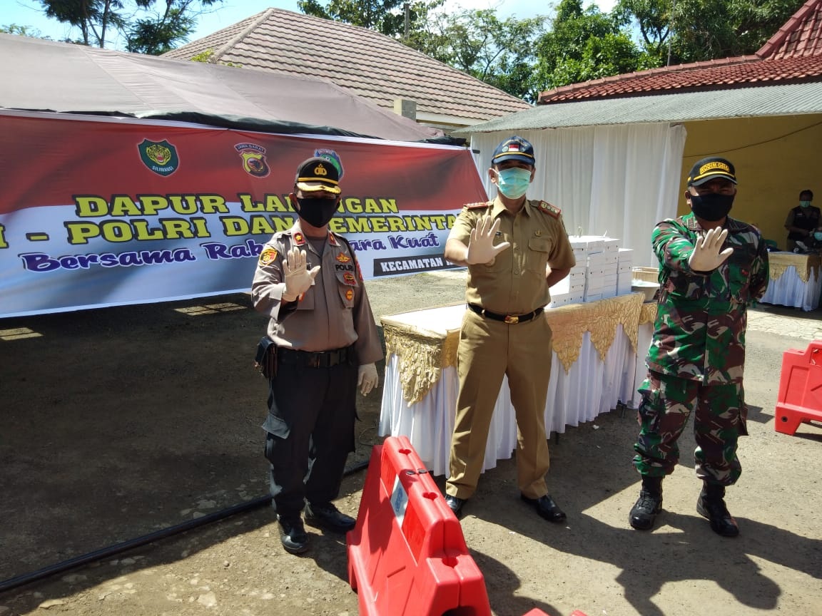 Polsek Karangampel Buka Dapur Umum Bagi Warga Terdampak Covid-19